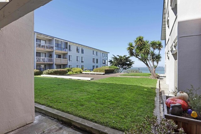 view of yard featuring a water view