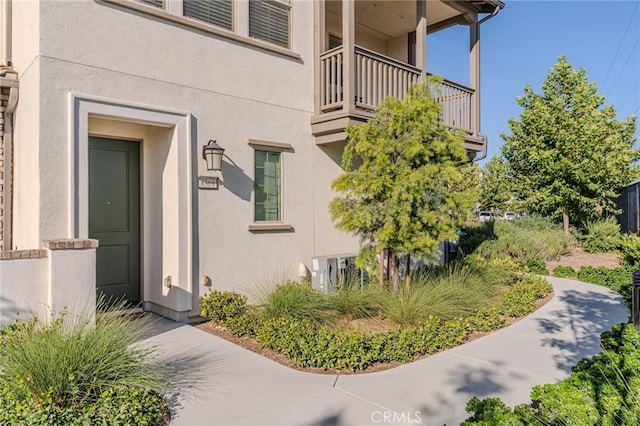 entrance to property featuring a balcony