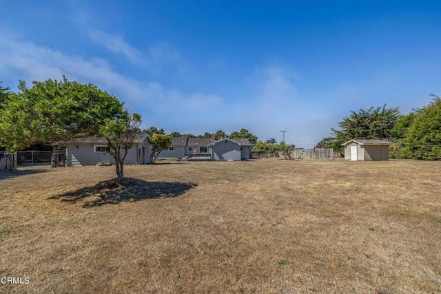 view of yard featuring a storage shed