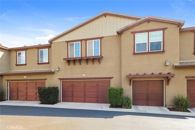 view of front facade featuring a garage and stucco siding