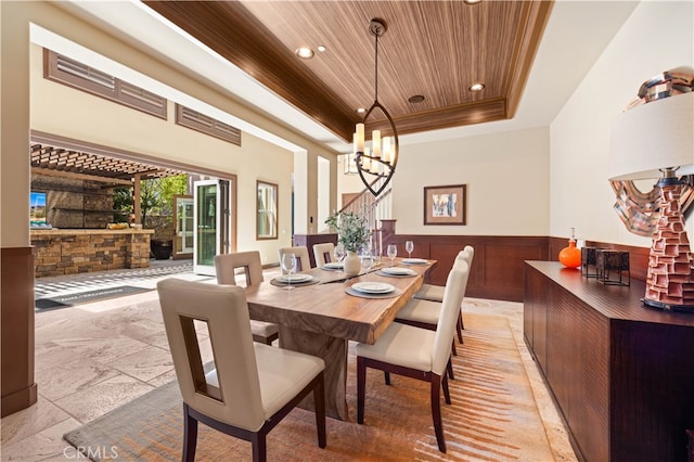 dining area with a tray ceiling and an inviting chandelier