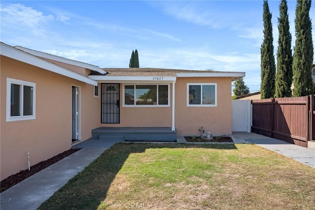 view of front of home featuring a front yard