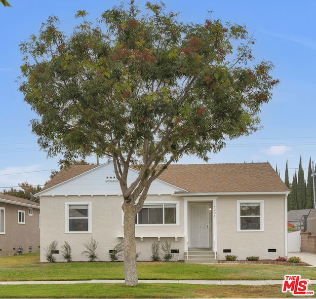 view of front of property with a front lawn