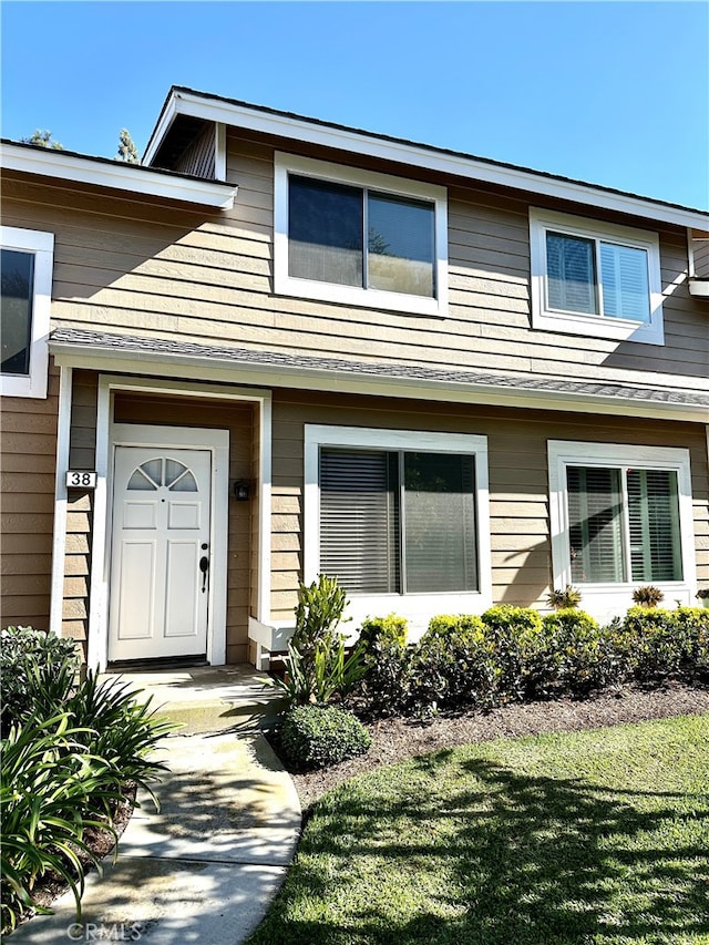 view of front of property with a front lawn