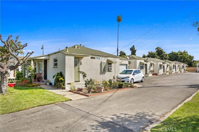 view of front of home featuring a front yard