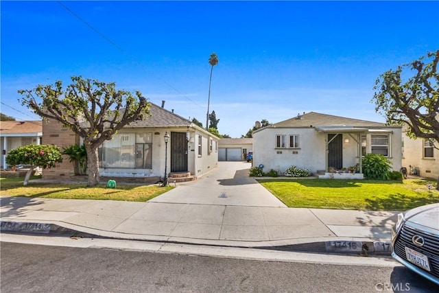 view of front of home featuring a front yard