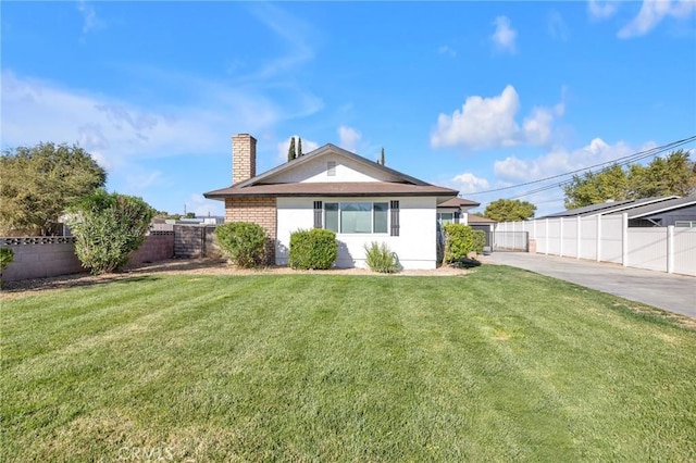 view of front of property featuring a front yard