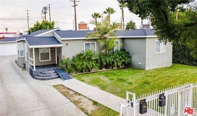 single story home with a front lawn