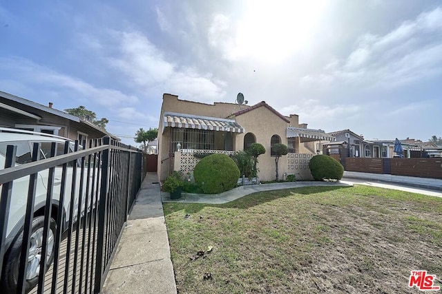 view of front of house featuring a front yard