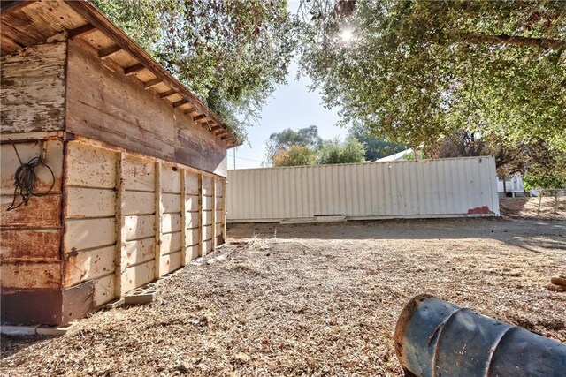 view of yard featuring an outdoor structure