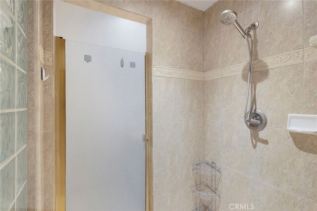 bathroom featuring a tile shower