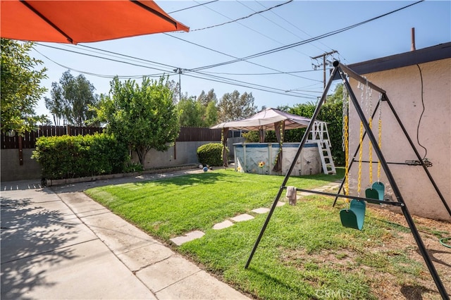 view of yard featuring a fenced in pool