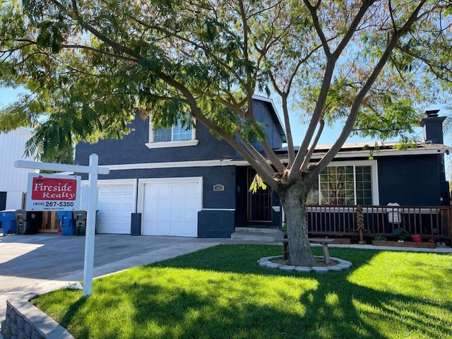 view of front of home featuring a front yard and a garage