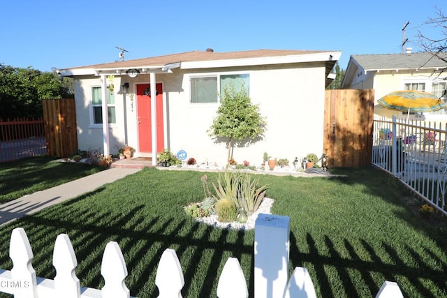 ranch-style house featuring a front yard