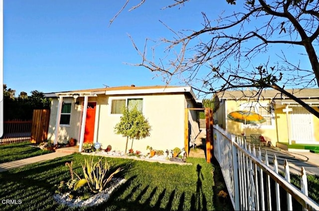 view of front facade with a front lawn