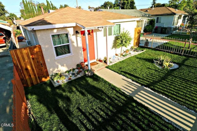 view of front facade featuring a front lawn