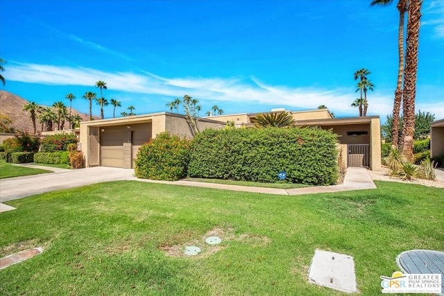 view of front of property featuring a front yard