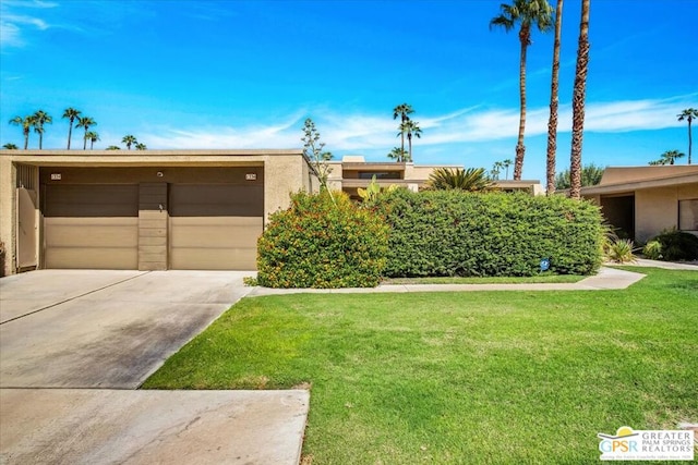 view of front of house featuring a front lawn