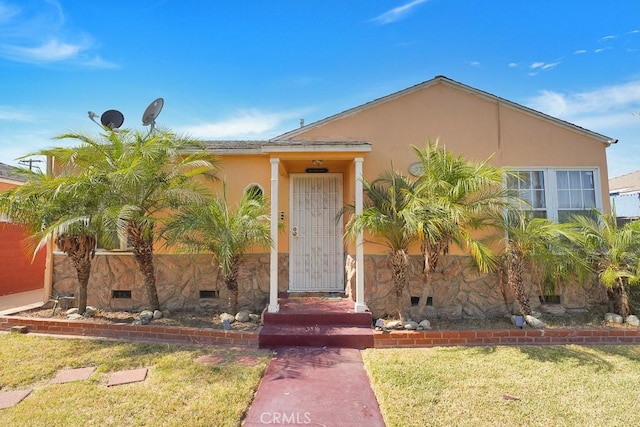 view of front of home featuring a front yard