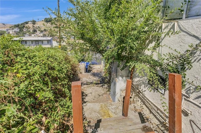 view of yard featuring a mountain view