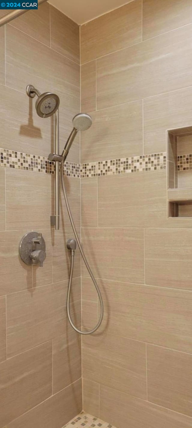 bathroom featuring tiled shower