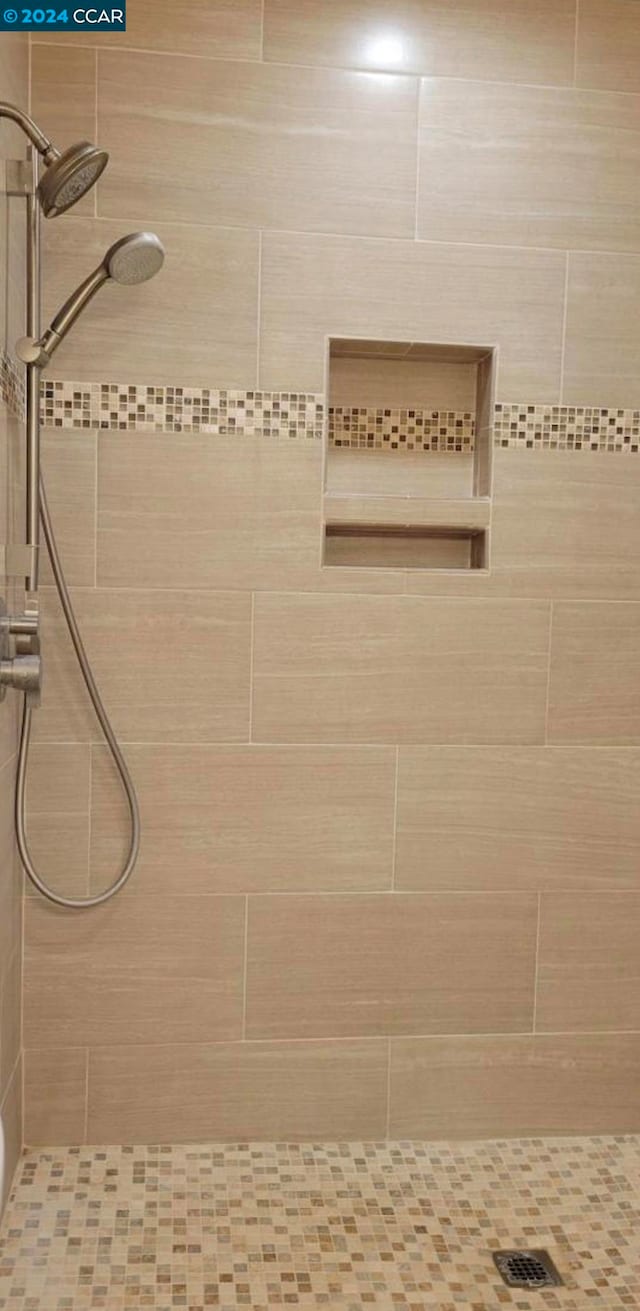 bathroom featuring tiled shower