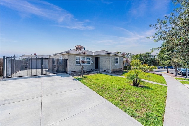 ranch-style home featuring a front lawn