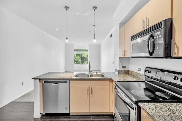 kitchen featuring sink, light brown cabinets, kitchen peninsula, pendant lighting, and stainless steel appliances