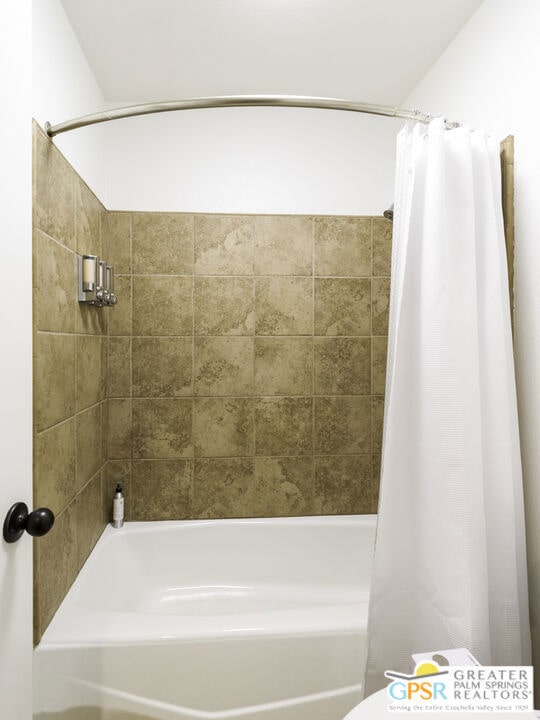 bathroom with shower / tub combo