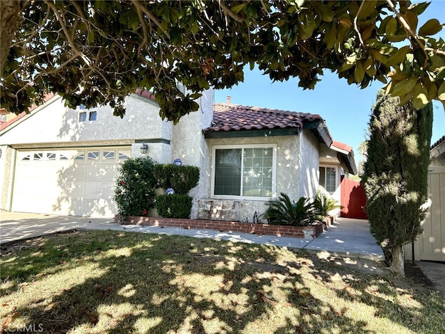 view of front of home featuring a front yard and a garage