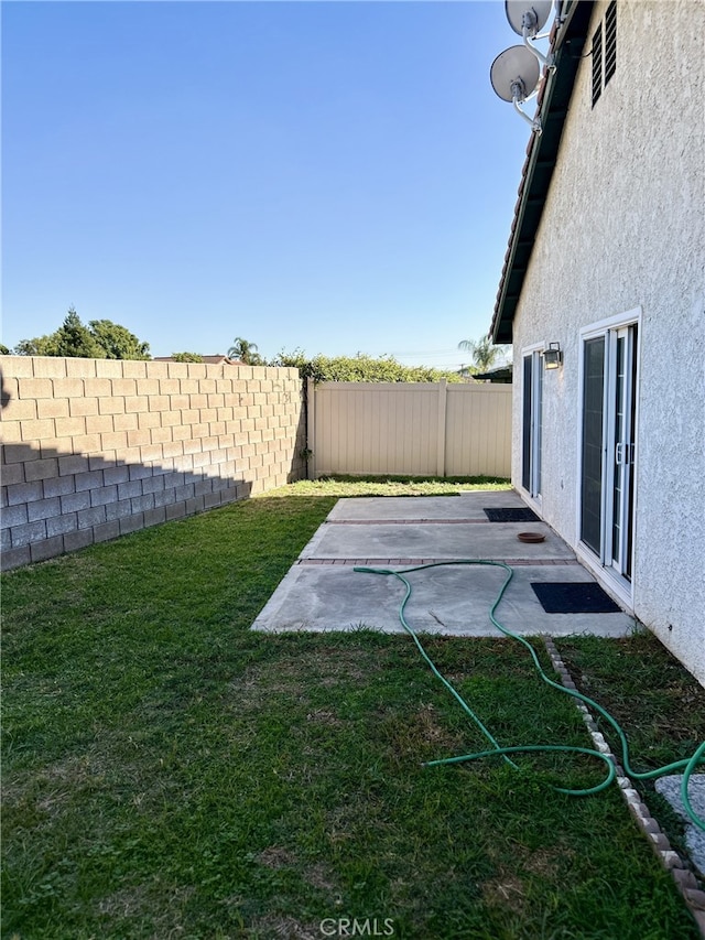 view of yard with a patio area