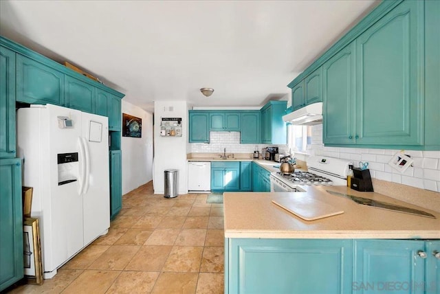 kitchen with sink, decorative backsplash, kitchen peninsula, and white appliances