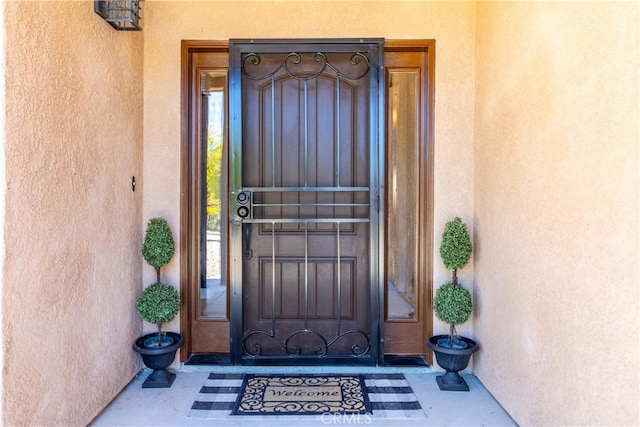 view of exterior entry featuring stucco siding