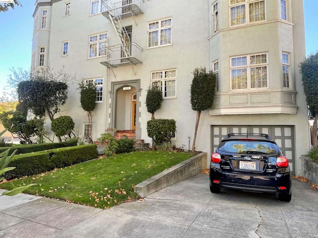 view of front facade featuring a front yard and a garage