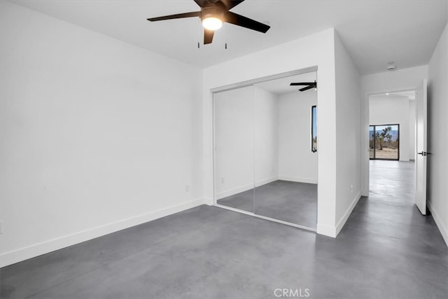 unfurnished bedroom featuring ceiling fan and a closet