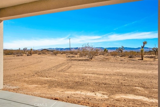 view of yard with a mountain view