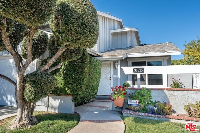 view of front of house featuring a garage