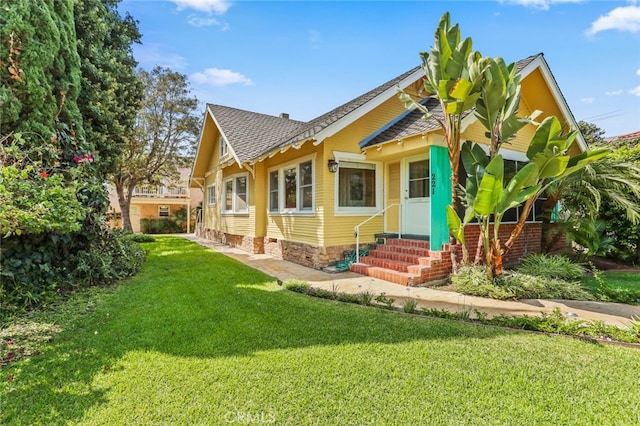 view of front of property featuring a front lawn