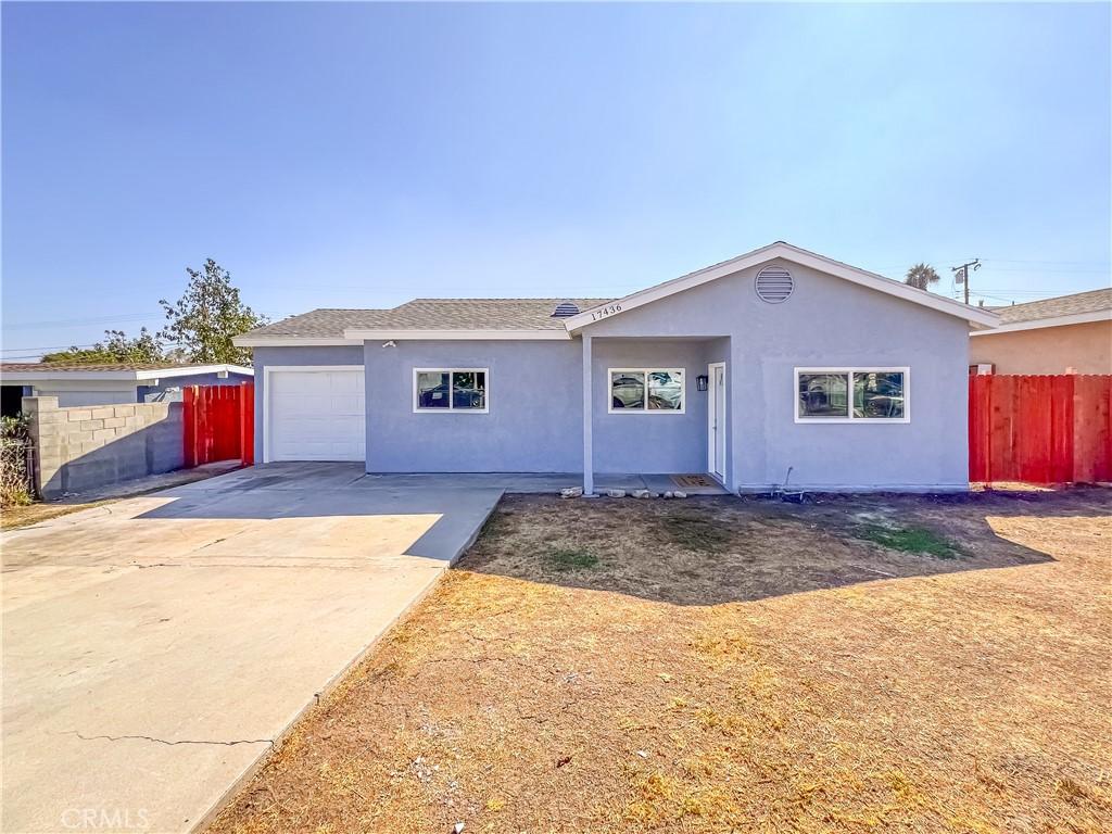 single story home featuring a garage