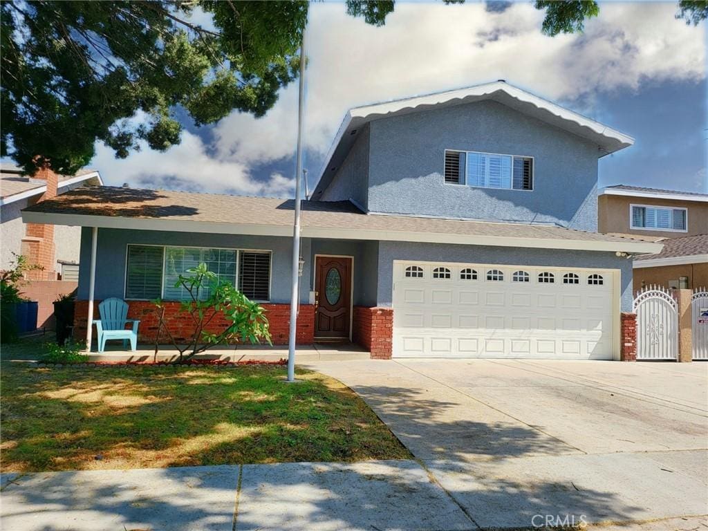 view of front of house with a front lawn and a garage