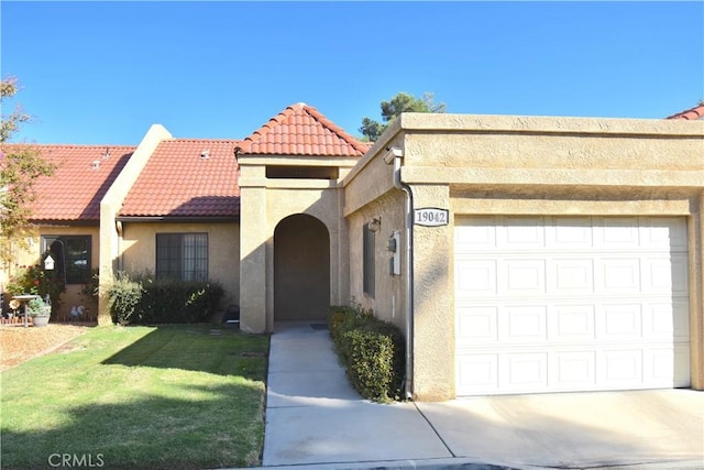 view of front of home featuring a front yard and a garage