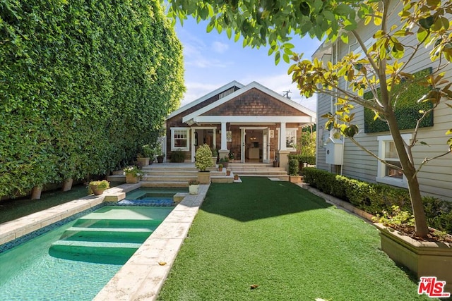 view of front of home featuring a front yard