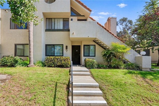 view of front facade featuring a front lawn and stucco siding