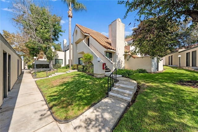 view of front facade featuring a front yard