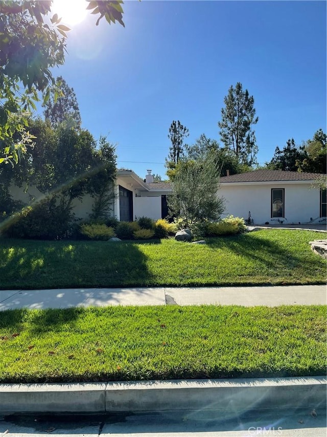 view of front facade featuring a front lawn