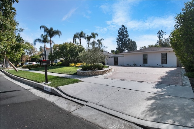 ranch-style home featuring a front lawn