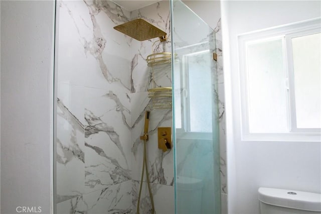 bathroom with toilet and tiled shower