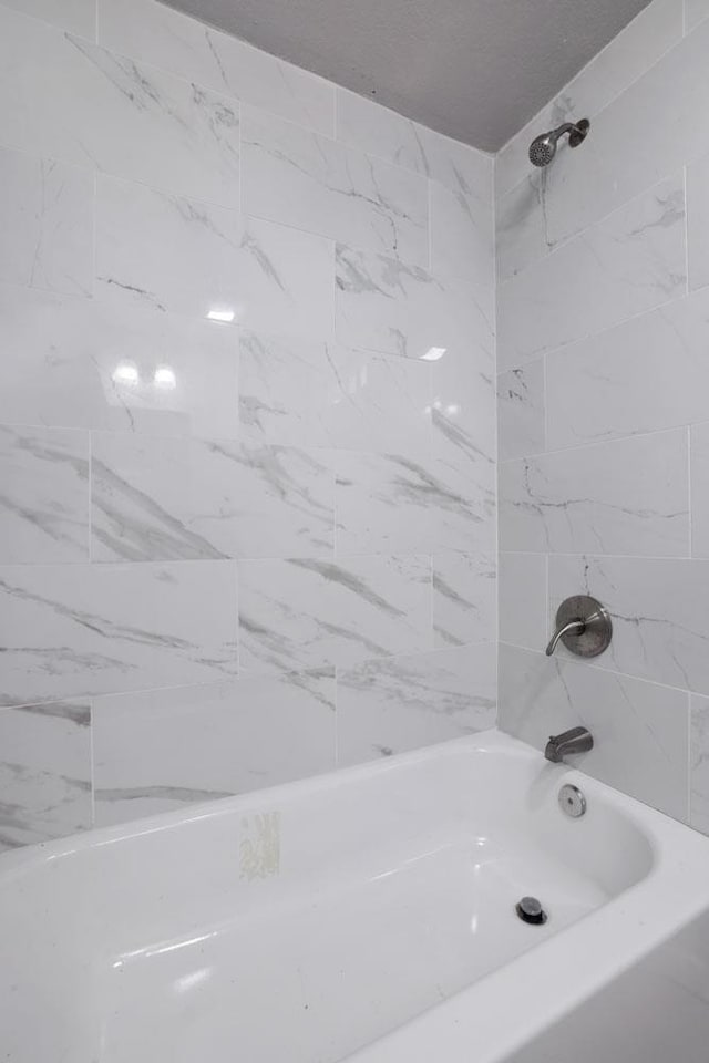 bathroom featuring tiled shower / bath combo