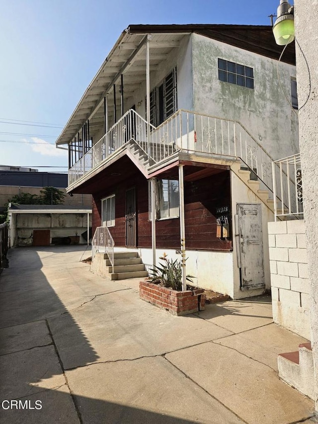 view of front of house featuring a patio