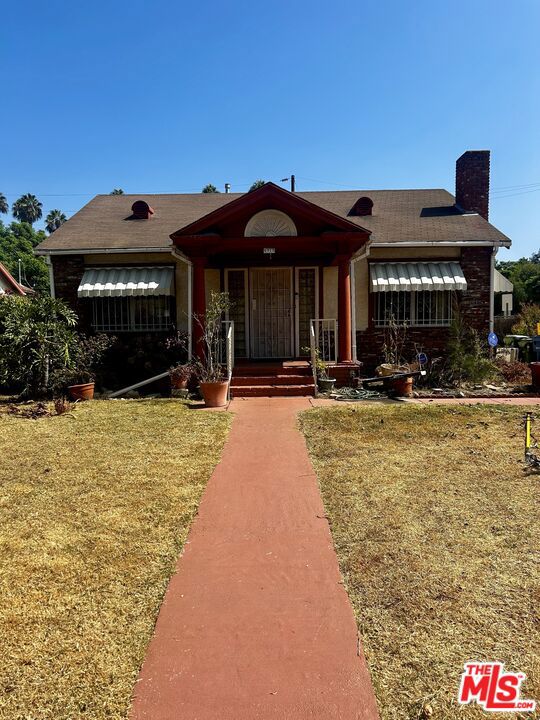 ranch-style home with a front lawn